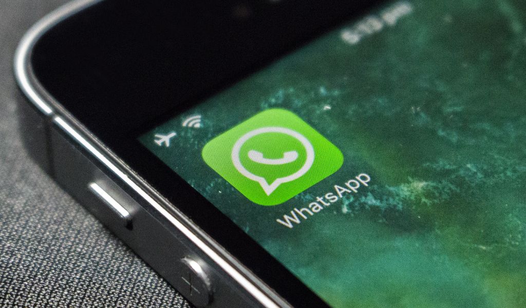 App WhatsApp na tela de um iPhone